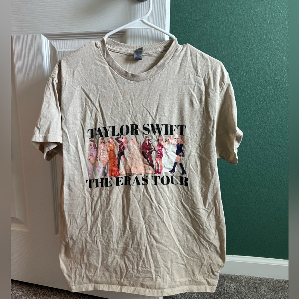 Cream Taylor Swift The Eras Tour t-shirt
Medium- 19 inch bust and 26 inch length